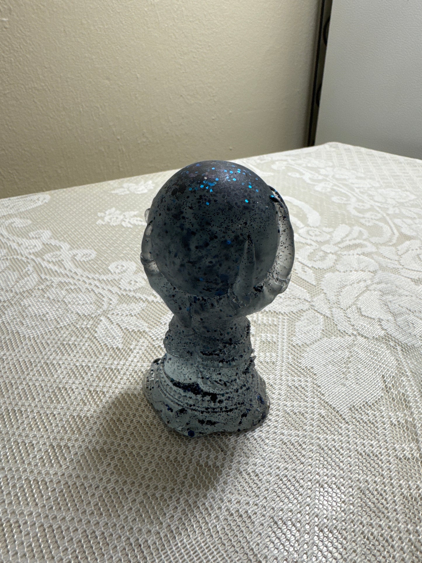 Sphere with claws